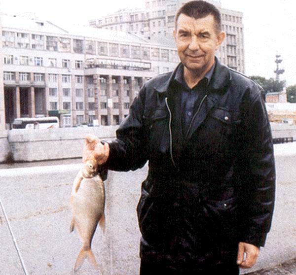 Рыбалка на набережной Москвы реки